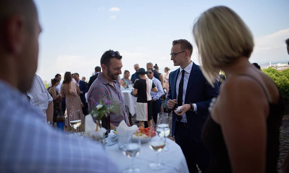 Zauberer Armand Kurath bei der Tischzauberei